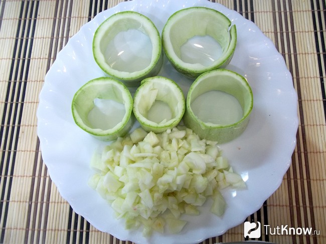 Кабачки нарезаны кольцами кружочками и вычищена сердцевина