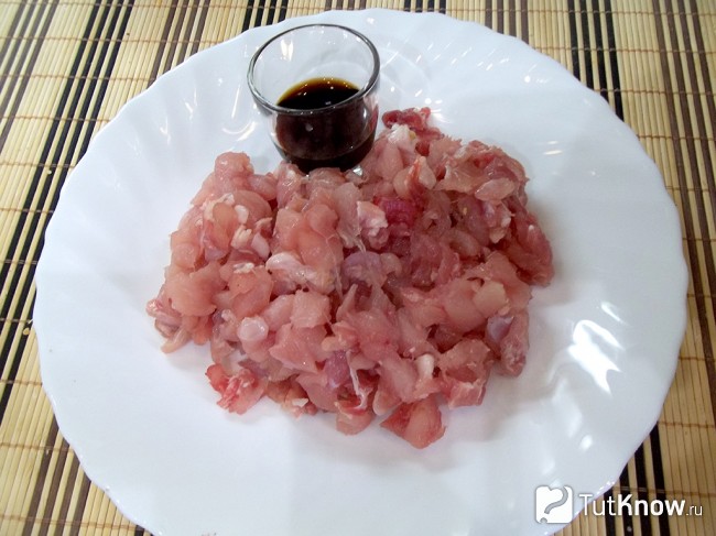 Мясо нарезано кусочками и заправлено соевым соусом