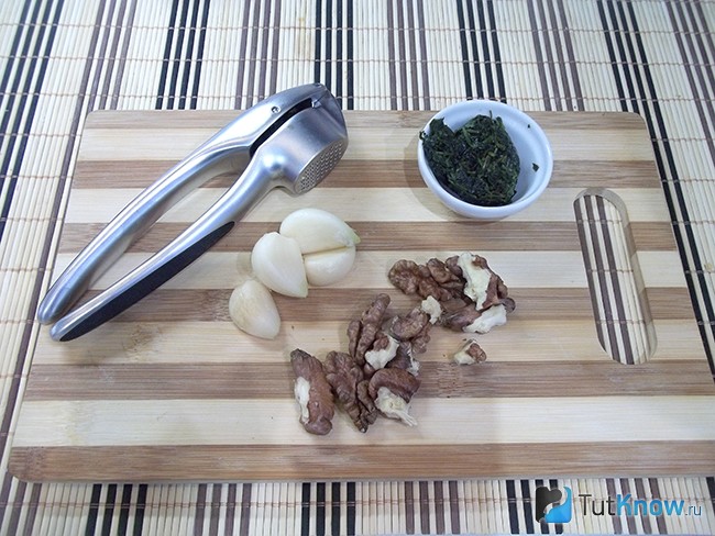 Чеснок и орехи очищены