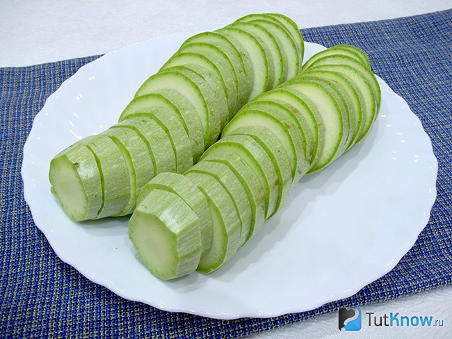 Кабачки нарезаны кольцами
