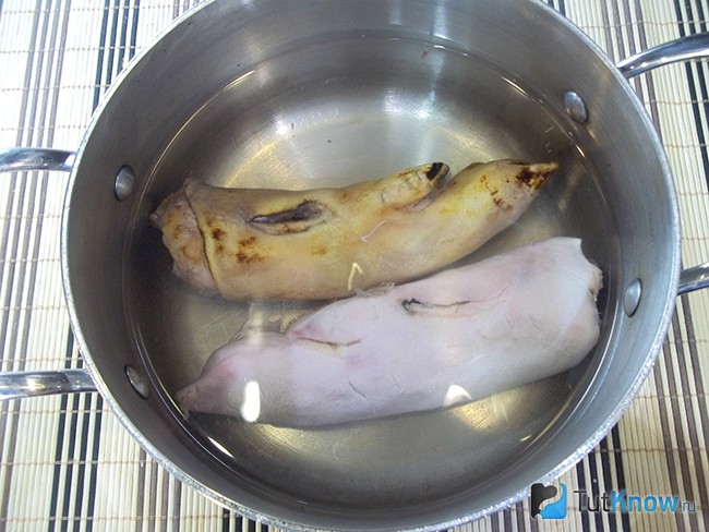 Свиные ножки варятся в кастрюле