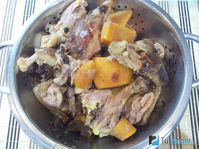 Сваренное мясо извлечено из бульона