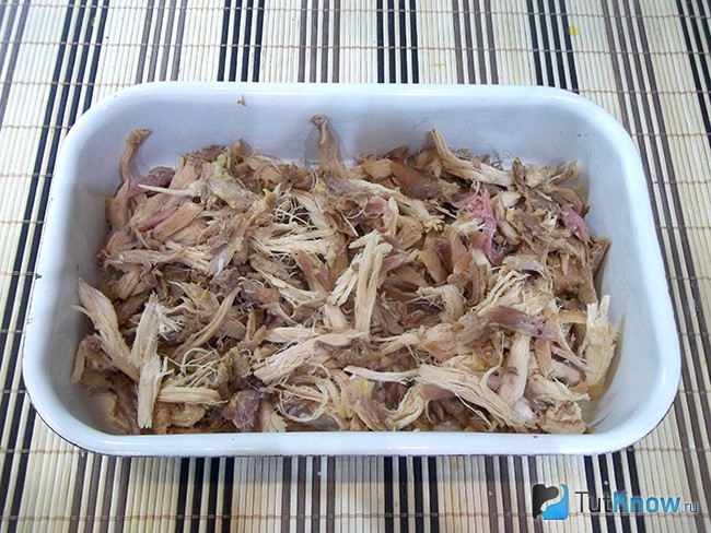 Мясо выложено в емкость для холодца