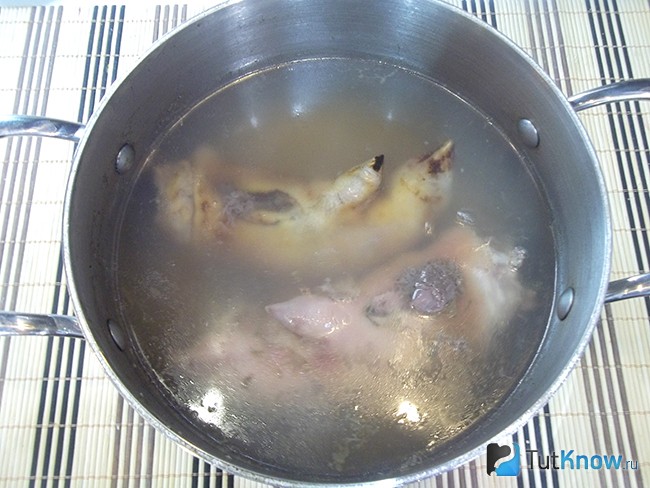 Свиные ножки варятся в кастрюле