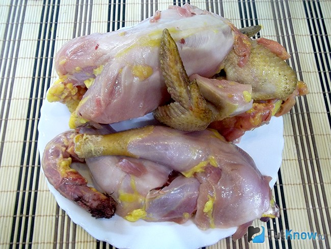 Курица очищена и нарезана