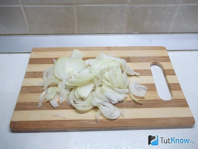 Репчатый лук нашинкован