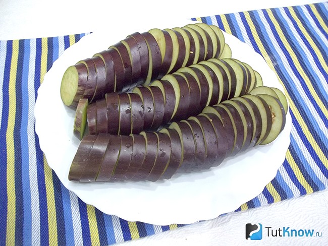 Баклажаны нарезаны кольцами
