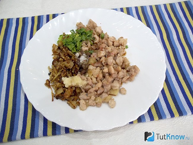 К мясу и баклажанам добавлена зелень и пряности