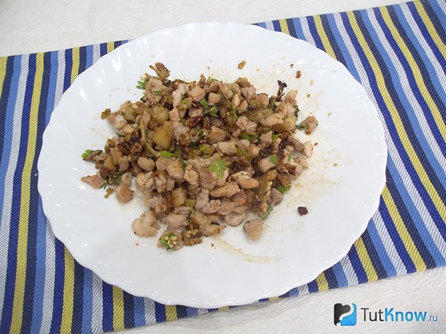 Мясо с баклажанами вымешано