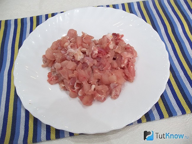 Мясо нарезано кусочками