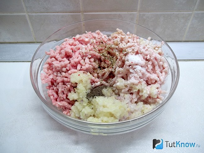 Мясо, сало, лук и чеснок перекручены