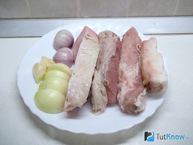 Мясо, сало, лук и чеснок нарезаны