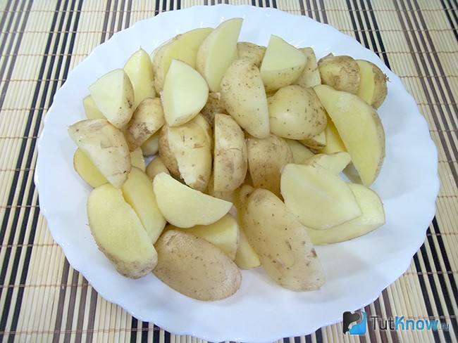Картофель нарезан брусками