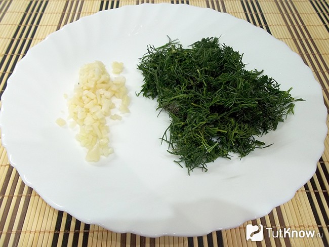 Зелень и чеснок измельчены