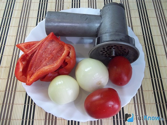Помидоры, лук и перец вымыты и перекручены на мясорубке