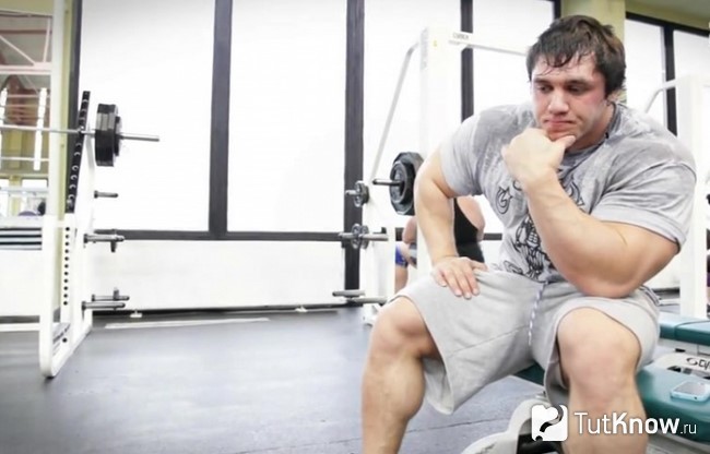 Андрей Скоромный отдыхает после тренировки в зале