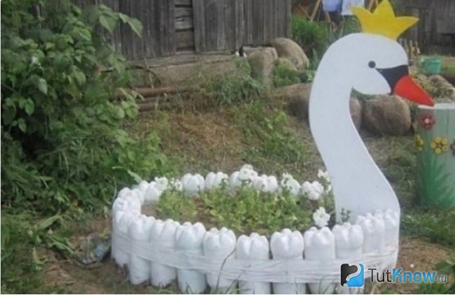 Лебедь-клумба из пластиковых бутылок