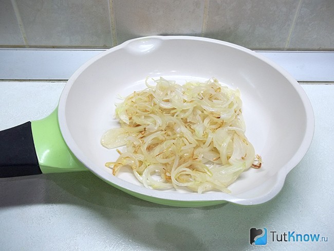 Репчатый лук прожарен на сковороде