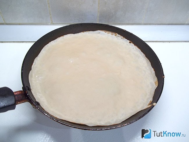 Бебый блинчик жарится на сковороде