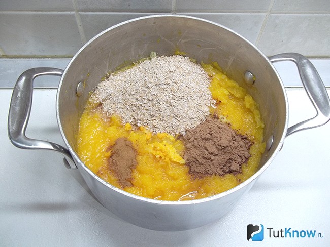 В тыквенное пюре добавлены отруби, какао и корица
