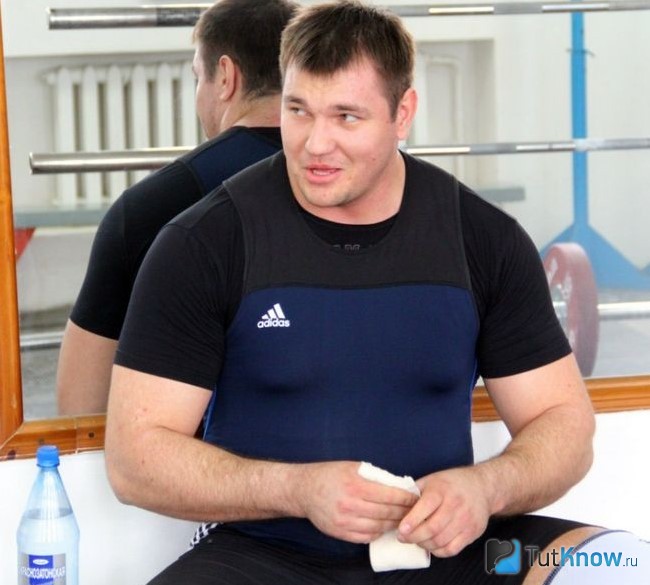 Спортсмен отдыхает между сетами на тренировке