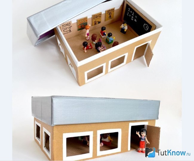 Небольшой кукольный домик из картонной коробки