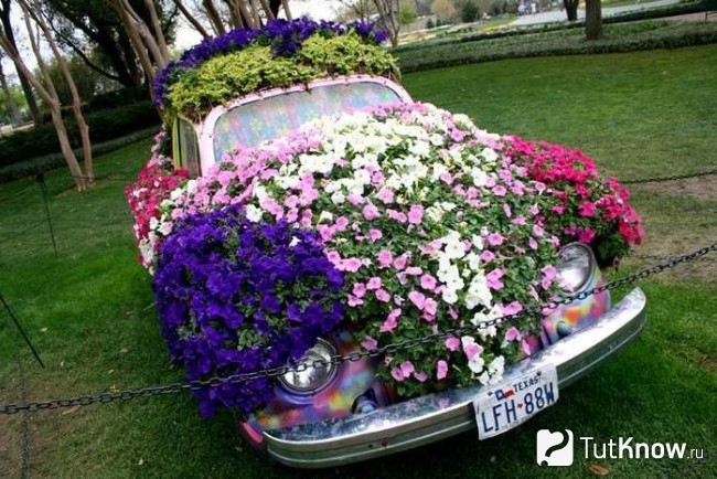 Декорирование старого автомобиля цветами