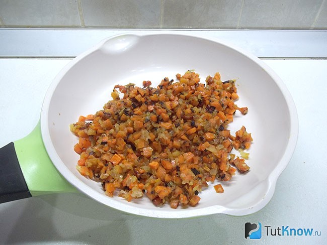 Морковь с луком обжарены