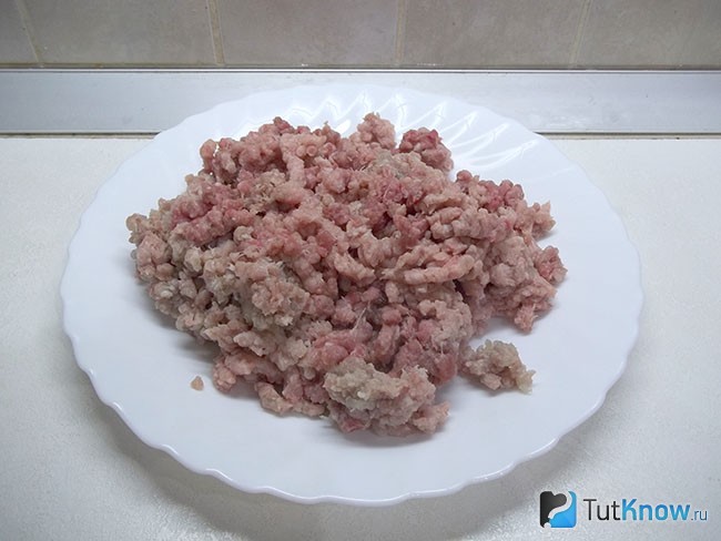 Мясо перекручено через мясорубку