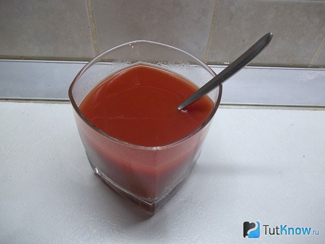 Томатная паста залита питьевой водой и хорошо вымешана