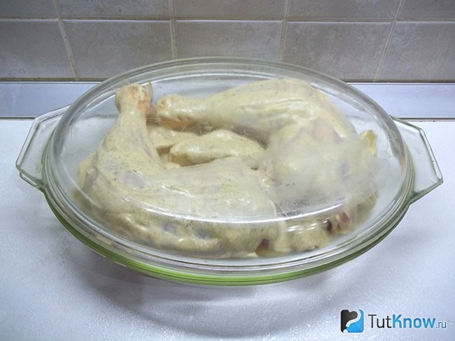 Картофель с курицей закрыты крышкой