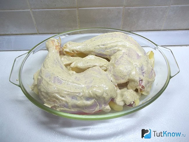 Картофель с курицей смазаны соусом
