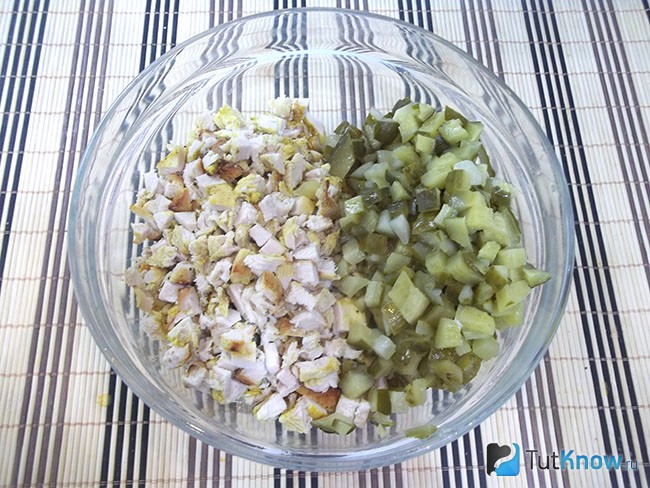 Огурцы нарезаны кубиками и добавлены к мясу
