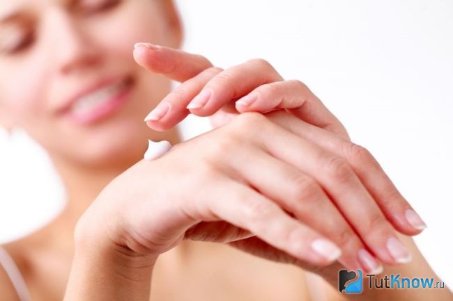 Нанесение крема на кожу рук