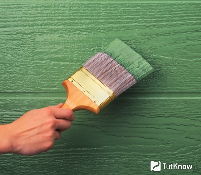 Нанесение краски на деревянные стены