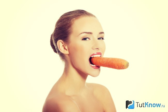 Девушка с морковкой во рту