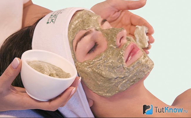 Нанесение кораллового пилинга на кожу лица