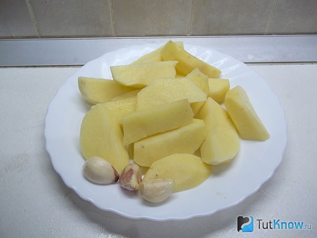 Картофель нарезан. Чеснок очищен