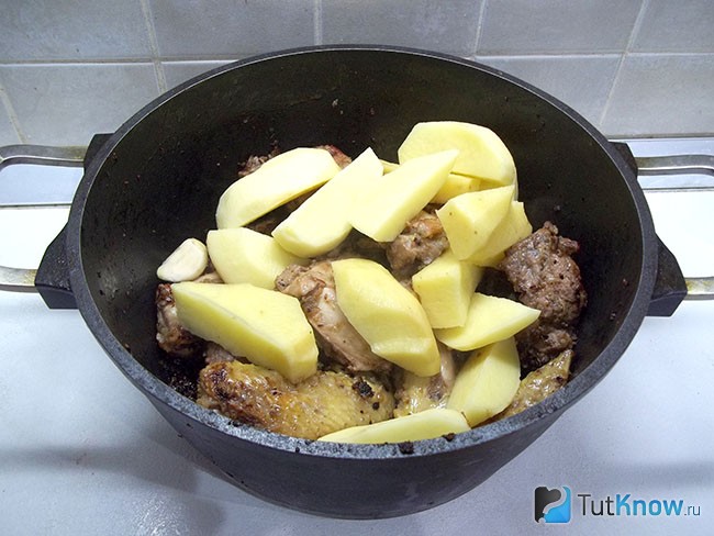 К курице добавлен картофель
