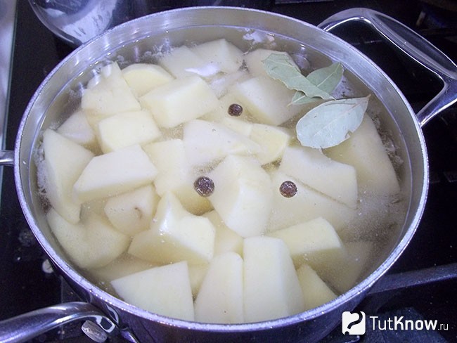 Нарезанный картофель варится в воде