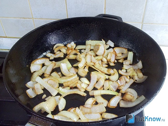 Лук жарится на сковороде