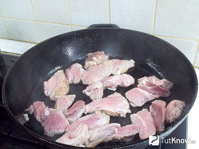 Мясо жарится на сковороде