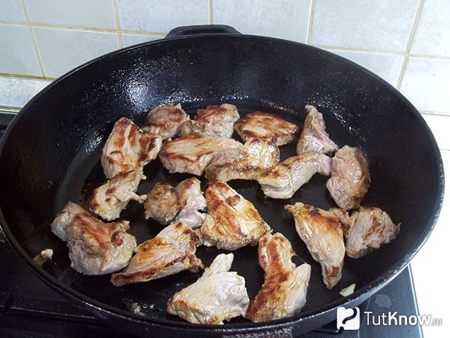 Мясо жарится на сковороде