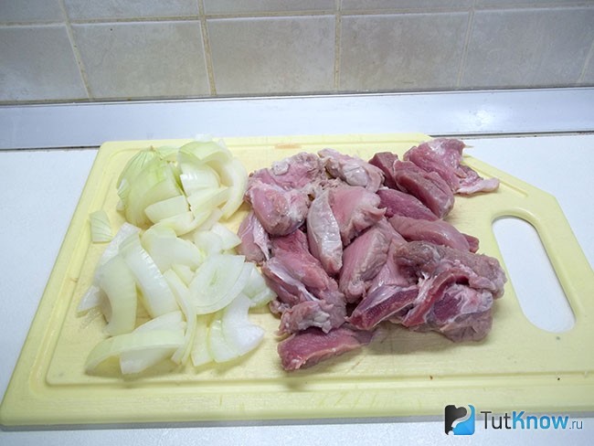Мясо и лук нарезаны