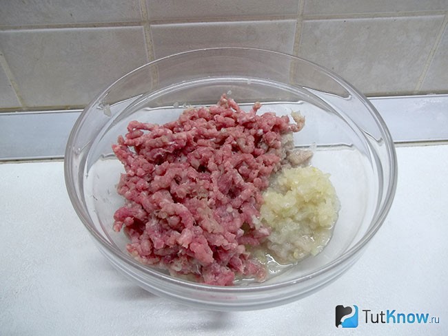 Мясо и лук перекручены через мясорубку