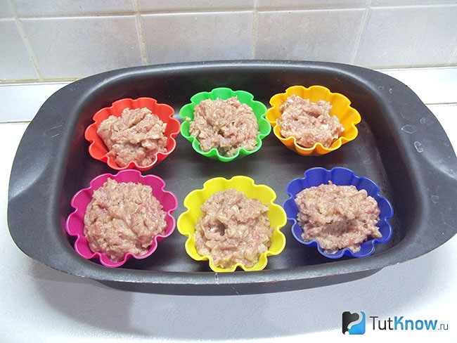 Формочки заполнены фаршем