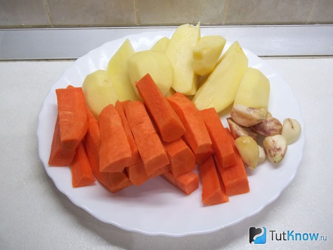 Картофель, морковь и чеснок очищены и нарезаны