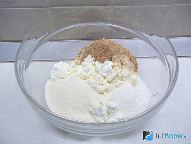 Творог соединен с манкой, сахаром и отрубями