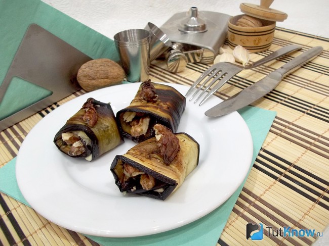 Готовые баклажаны с грецкими орехами