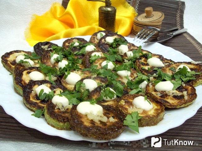 Готовые кабачки с чесноком